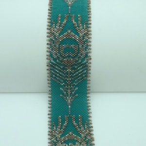 WZÓR koralikowy. Wzór pejotlowy o nieparzystej liczbie. Bransoletka z pawiem pejotlem. Wzór bransoletki z pawiem. Bransoletka „Teal Peacock”. Koralikowanie dekoracyjne.