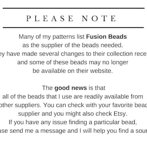K&ouml;nnte beinhalten: Textbasiertes Bild mit der &Uuml;berschrift "PLEASE NOTE" und einer Nachricht &uuml;ber Perlenlieferanten. Die Nachricht besagt, dass der Lieferant Fusion Beads &Auml;nderungen an seiner Kollektion vorgenommen hat und einige Perlen m&ouml;glicherweise nicht mehr verf&uuml;gbar sind. Die Nachricht besagt auch, dass die Perlen bei anderen Lieferanten leicht erh&auml;ltlich sind und ermutigt die Benutzer, sich bei ihrem bevorzugten Perlenlieferanten oder bei Etsy zu erkundigen. Die Nachricht endet mit der Aussage, dass Benutzer, die Probleme haben, eine bestimmte Perle zu finden, eine Nachricht senden k&ouml;nnen, um Hilfe bei der Suche nach einer Quelle zu erhalten.