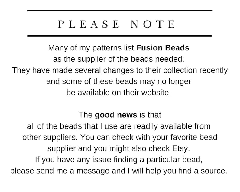 K&ouml;nnte beinhalten: Textbasiertes Bild mit der &Uuml;berschrift "PLEASE NOTE" und einer Nachricht &uuml;ber Perlenlieferanten. Die Nachricht besagt, dass der Lieferant Fusion Beads &Auml;nderungen an seiner Kollektion vorgenommen hat und einige Perlen m&ouml;glicherweise nicht mehr verf&uuml;gbar sind. Die Nachricht besagt auch, dass die Perlen bei anderen Lieferanten leicht erh&auml;ltlich sind und ermutigt die Benutzer, sich bei ihrem bevorzugten Perlenlieferanten oder bei Etsy zu erkundigen. Die Nachricht endet mit der Aussage, dass Benutzer, die Probleme haben, eine bestimmte Perle zu finden, eine Nachricht senden k&ouml;nnen, um Hilfe bei der Suche nach einer Quelle zu erhalten.