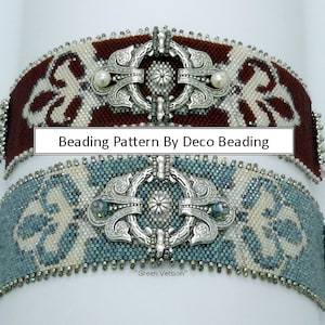 K&ouml;nnte beinhalten: Zwei Perlenarmb&auml;nder mit verzierten Silberverschl&uuml;ssen. Das obere Armband ist rot und wei&szlig;, das untere Armband ist blau und wei&szlig;. Der Text "Beading Pattern By Deco Beading" wird &uuml;ber den Armb&auml;ndern angezeigt. Der Text "Green Version" wird unter den Armb&auml;ndern angezeigt.