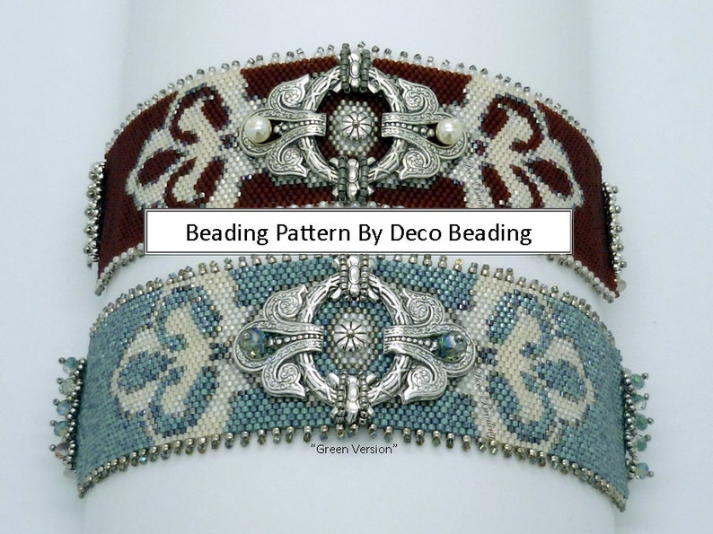 K&ouml;nnte beinhalten: Zwei Perlenarmb&auml;nder mit verzierten Silberverschl&uuml;ssen. Das obere Armband ist rot und wei&szlig;, das untere Armband ist blau und wei&szlig;. Der Text "Beading Pattern By Deco Beading" wird &uuml;ber den Armb&auml;ndern angezeigt. Der Text "Green Version" wird unter den Armb&auml;ndern angezeigt.