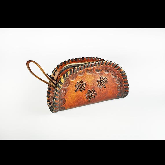 Handmade Leather Coin Purse with Dragonfly Stamping – Zippered Saddle Tan Tooled Leather Pouch
