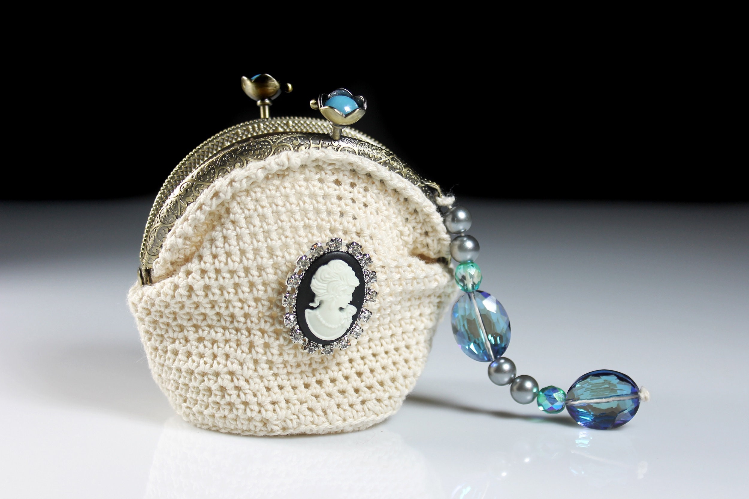 Crochet Coin Purse, Beaded, Kiss Closure, Cream Color, Cameo