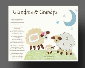 Puede incluir: Una tarjeta blanca con un poema sobre los abuelos y una imagen de tres ovejas. Las ovejas están hechas de fieltro y tienen ojos y pezuñas marrones. La tarjeta dice "Grandma & Grandpa" en la parte superior y "Baby [texto ilegible] 2012" en la parte inferior.