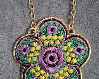 Colgante vintage firmado por BJ con forma de flor grande y colorida bordada.