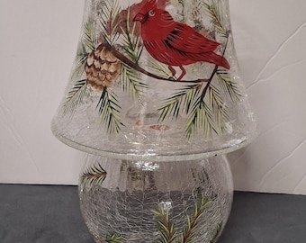 Lámpara de cristal pintada a mano con diseño de cardenal norte de Fifth Ave Crystal LTD con caja original.