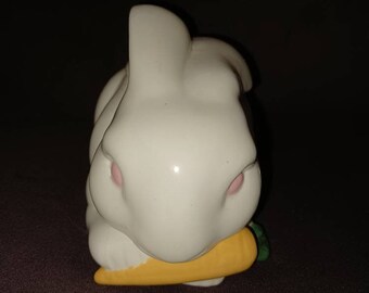 Bunny eating carrots made in Holland