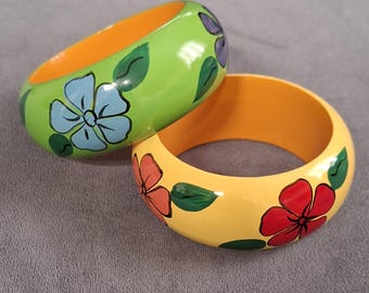 Conjunto de dos brazaletes de madera vintage pintados a mano.