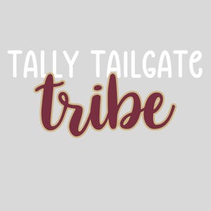 Peut inclure: Un design graphique présentant le texte blanc TALLY TAILGATE dans une police sans empattement épurée, placé au-dessus du mot tribe écrit en écriture cursive marron foncé avec un fin contour doré, sur un fond gris clair uni.