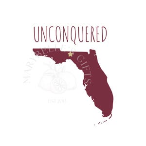 Puede incluir: Un contorno granate del estado de Florida, con una estrella dorada y la palabra "UNCONQUERED" encima. También están presentes las palabras "MARY BELLE'S GIFTS" y "EST 2013", junto con un gráfico de limón.