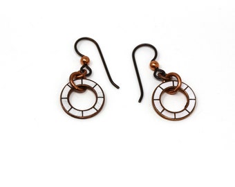 Ohrringe | Vintage weiße emaillierte Kupfer kleine runde Ohrringe | Niobium Ohrdrähte | 1.25" Lang | Upcycled | Lucille Ohrringe