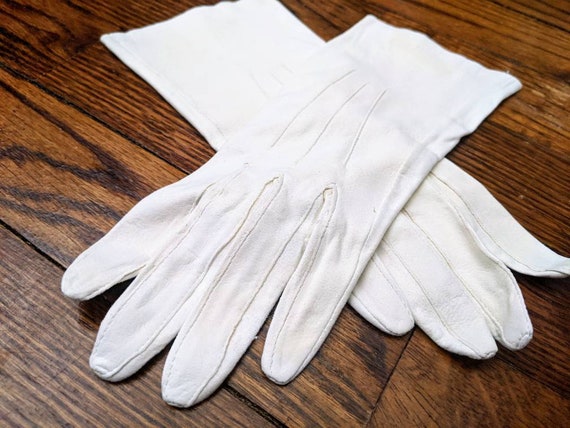 Louis Vuitton Gloves White Leather ref.1007891 - Joli Closet