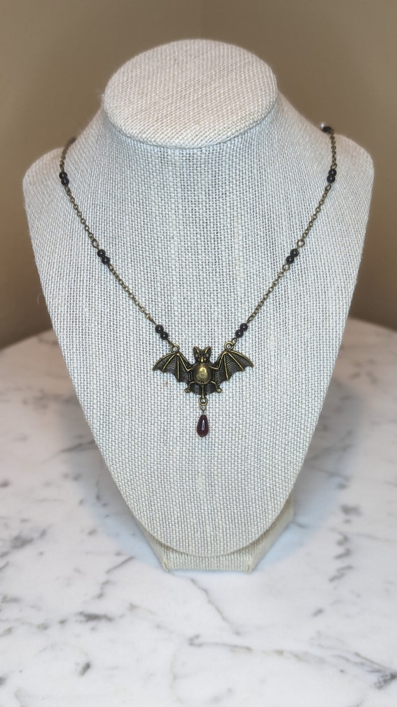 SUNNYCLUE 1 Boîte De 24 Breloques Chauve-Souris Gothiques En Émail Noir, Breloques En Forme D'Aile De Chauve-Souris, Pour Halloween, Animal Suceur De Sang, Breloques En Forme De Souris, Croissant De