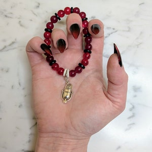 Pulsera elástica inspirada en Alastor, el demonio de la radio de Hazbin Hotel