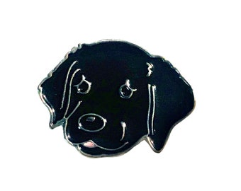 Puede incluir: Pin de esmalte negro de la cabeza de un perro con la nariz rosa.