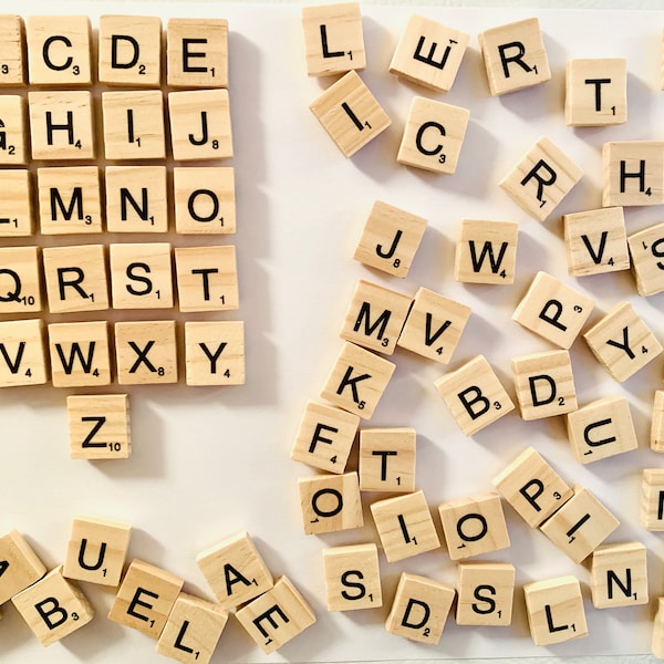 Ensemble de lettres personnalisées pour choisir vos initiales avec des lettres de l'alphabet en bois pour épeler votre nom ou vos mots préférés