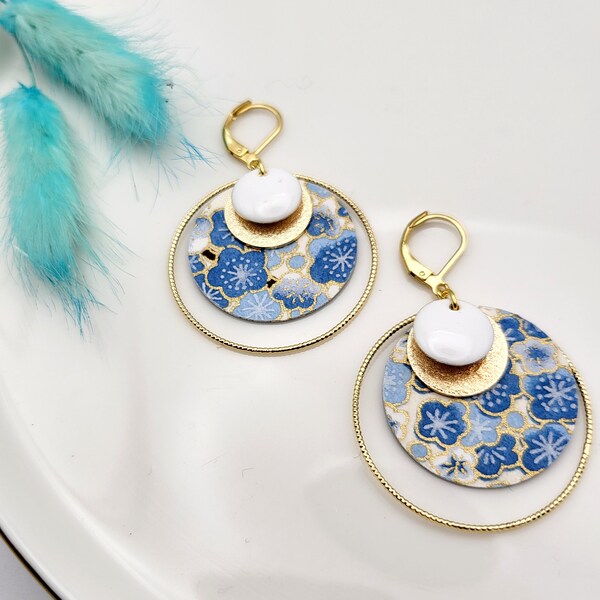 Boucles d'oreilles rondes dorées pendantes aux motifs floraux japonais, fond blanc, fleurs nuances de bleu, modèle ERINA. Cadeau pour elle.