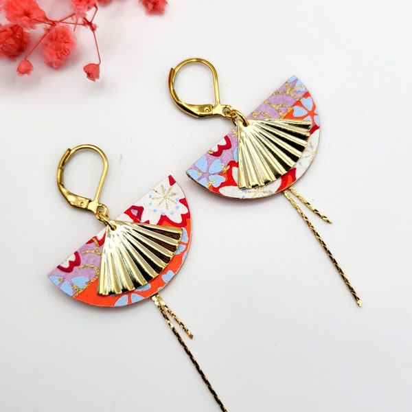 Boucles d'oreilles demi cercle dorées pendantes aux motifs japonais: fleurs blanches/bleues sur fond corail, modèle KAE. Cadeau pour elle.