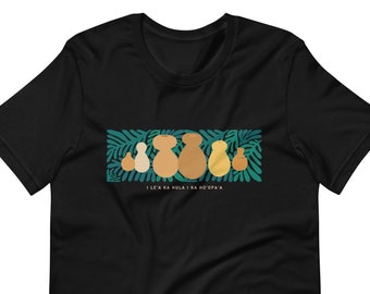 Könnte beinhalten: Schwarzes T-Shirt mit einem Aufdruck von braunen Kürbissen in einer Reihe vor einem Hintergrund aus grünen tropischen Blättern. Der Text "I LE'A KA HULA I KA HO'OPAA" ist unter den Kürbissen gedruckt.