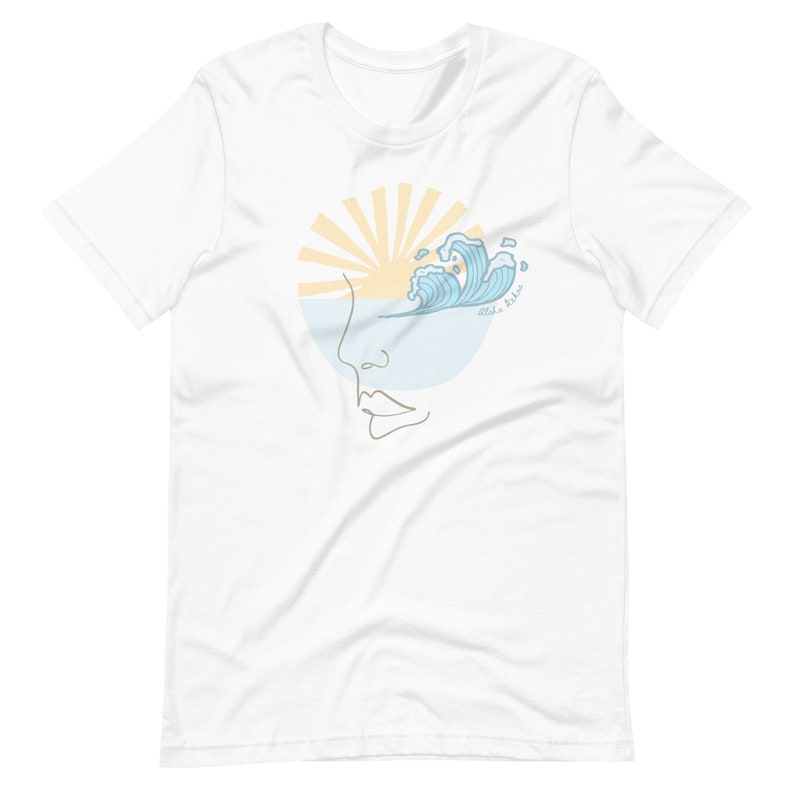 Puede incluir: Camiseta blanca con un gr&aacute;fico de una cara estilizada con un sol y olas en el ojo. El texto "Aloha, Kelso" est&aacute; escrito en el gr&aacute;fico.