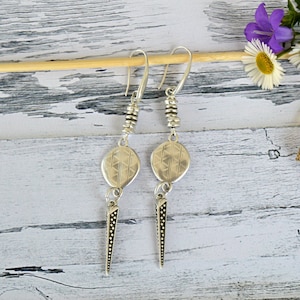 Spike baumeln Ohrringe, boho lange Ohrringe Silber, Ethno-Schmuck, böhmische Ohrringe, tribaljewelery, Ibiza-Schmuck, spanischer Schmuck