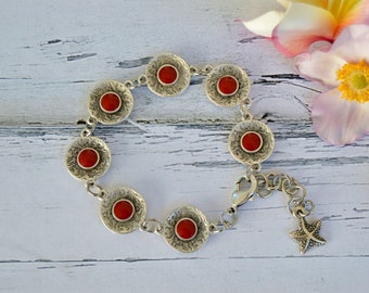 Pulsera plata y rojo con charm con esmalte, joyería zamak para mujer, pulsera eslabones circulares con charm estrella de mar, joya española