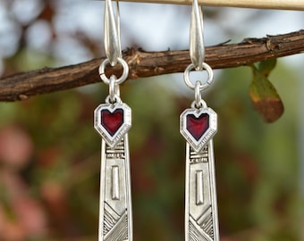 Zilveren hangoorbellen: rood hart bedel, boho hippie-sieraden