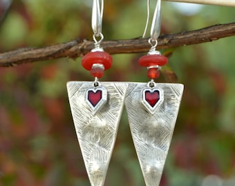 Tribal zilveren driehoekoorbellen: rood hart bedel, gerecycled glas