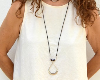 Gelaagde leren ketting: druppelvormige zilveren hanger, Spaanse boho-sieraden
