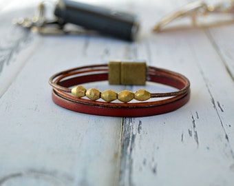 Meerlaagse leren herenarmband: bronzen sluiting, Afrikaanse bronzen kralen