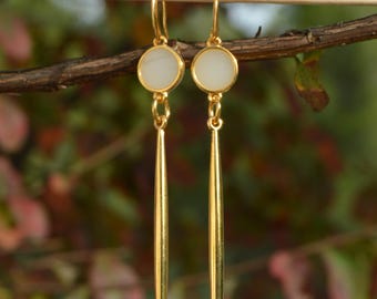 Hangoorbellen goudstaaf: wit glazen verbindingsstuk, minimalistische sieraden