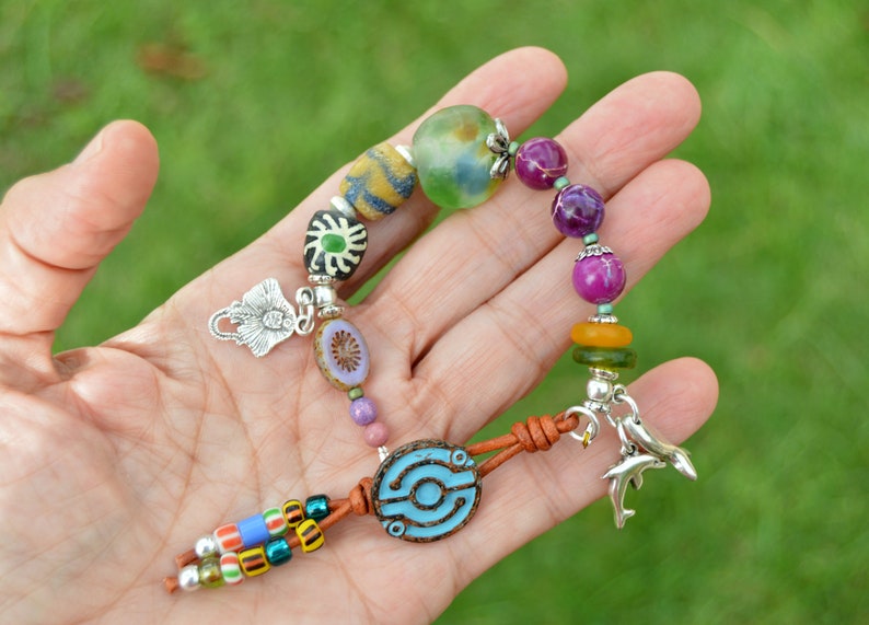 Bracelet de perles éclectiques avec des breloques inspirées de l'océan et des perles africaines, bijoux mixtes, bracelets uniques image 5