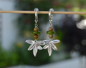 Boho-groene oorbellen van gerecycled glas: hanger met bladzilver