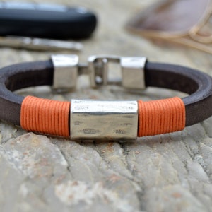 Pulsera cuero y metal para hombre, joyería urbana, pulsera vikinga, joyería de cuero y zamak, joyería vikinga, regalo para él menos de 40