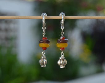 Hangoorbellen van gerecycled glas: boho-tribale verzilverde sieraden