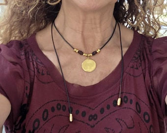 Leren ketting met gouden medaillon: verstelbare boho-hanger