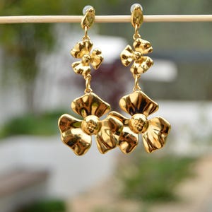 Statement oorbellen met gouden bloemen: hanger met gehamerde bloem, handgemaakte zamak-sieraden