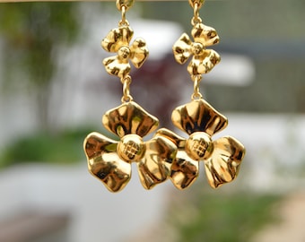 Statement oorbellen met gouden bloemen: hanger met gehamerde bloem, handgemaakte zamak-sieraden