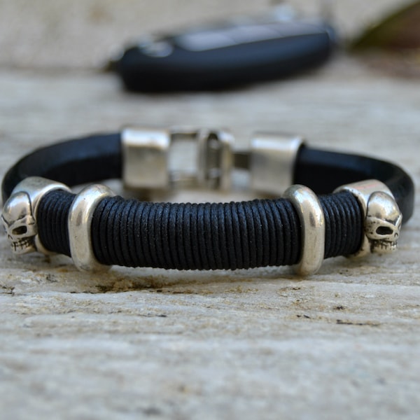 Bracelet cuir tête de mort argent, Bracelet noir pirate, Bijoux hippie homme, bracelet jonc cuir noir, déclaration cadeau pour lui