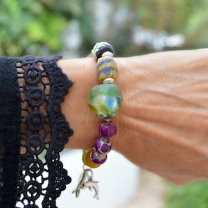 Pulsera eclética con cuentas africanas y colgantes inspirados en el océano, joyería mix de cuentas, Pulseras únicas botón, joyas españolas imagen 8