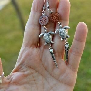 Pendientes tortuga de mar, Pendientes largos colgantes de plata Joyas inspiradas en el océano, Pendientes bohemios mujer, Joyas ibicencas, imagen 4