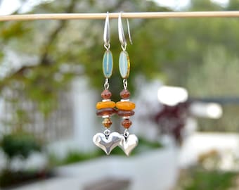 Lange boho-oorbellen met hartjes, Afrikaans gerecycled glas en Tsjechisch glas