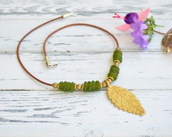 Ketting met bladhanger: Afrikaans brons, gerecyclede glaskralen, leren koord