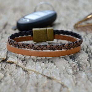 Geflochtenes Lederarmband mit Magnetverschluss, Dünnes Lederarmband Herren, Zamak-Schmuck, spanischer Schmuck, Lagenarmbänder, Vatertag