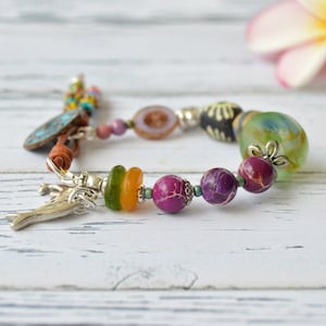Bracelet de perles éclectiques avec des breloques inspirées de l'océan et des perles africaines, bijoux mixtes, bracelets uniques image 2