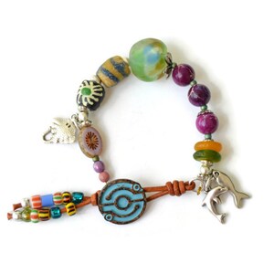 Pulsera eclética con cuentas africanas y colgantes inspirados en el océano, joyería mix de cuentas, Pulseras únicas botón, joyas españolas imagen 6