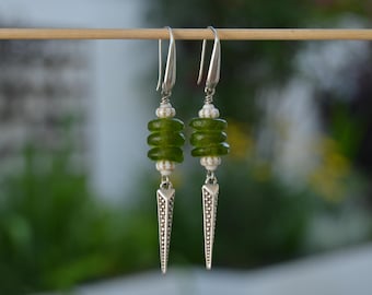 Groene oorbellen van gerecycled glas: boho-zilveren spike-hanger, etnische tribale sieraden