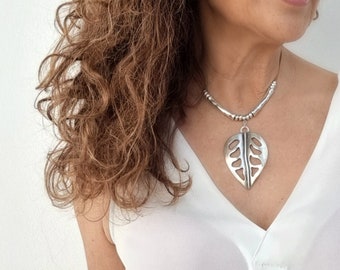 Collier pendentif large pour femmes, collier feuille d'argent forêt, collier monstera argent et cuir, collier ras du cou en cuir zamak