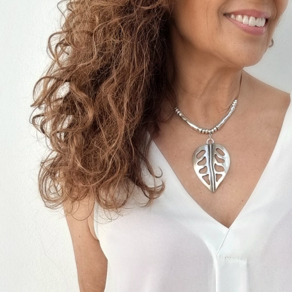 Collier pendentif large pour femmes, collier feuille d'argent forêt, collier monstera argent et cuir, collier ras du cou en cuir zamak