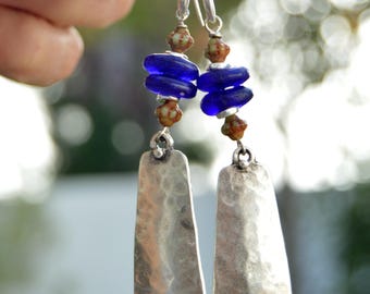 Zilveren hangoorbellen: etnische stijl, gerecycled blauw glas